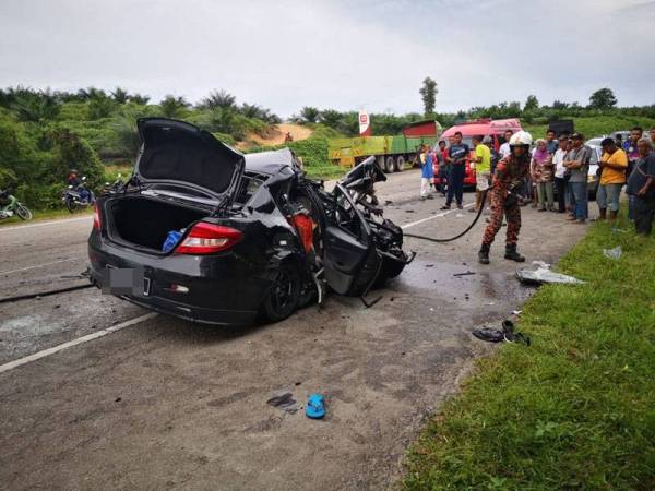 Keadaan Proton Persona yang dinaiki tiga beranak remuk.