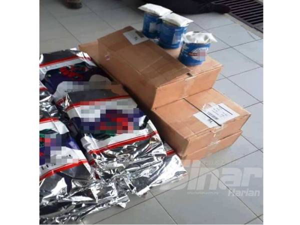 Makanan udang dalam bungkusan dan tin turut dirampas.