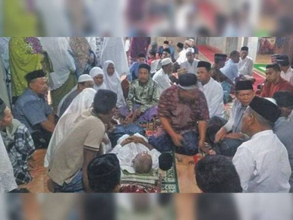 Tgk Nordin rebah dan disahkan meninggal dunia ketika melaungkan azan Subuh di Masjid At-Taqwa, Gampong Pisang, Indonesia Selasa lalu.