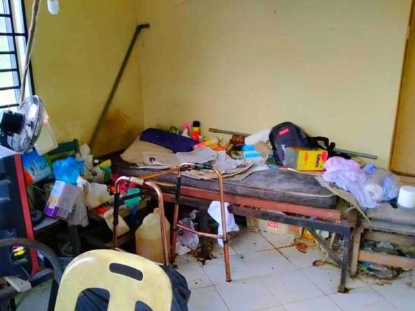 Keadaan rumah Harun sebelum dibersihkan.