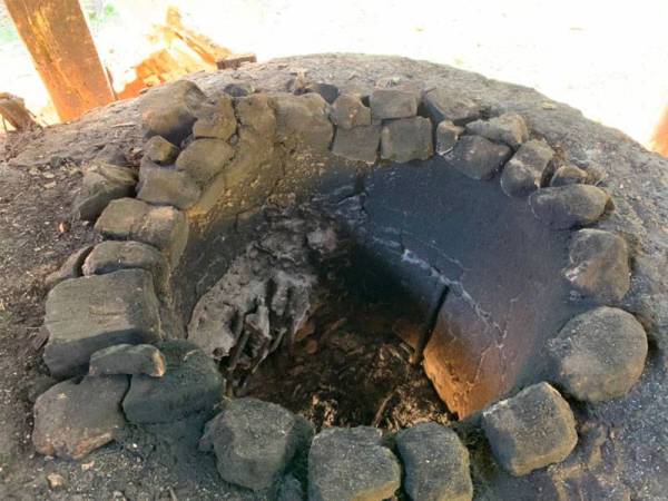 Dapur kayu api yang digunakan untuk memasak manisan tersebut.