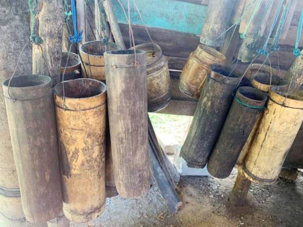 Bekas air tuak yang diambil setiap hari.