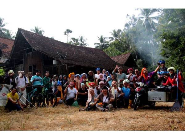 Ahli Persatuan Pencinta Busana Melayu Kelantan yang bekerjasama membersihkan rumah didiami Siew Ling untuk sambutan Tahun Baru Cina.