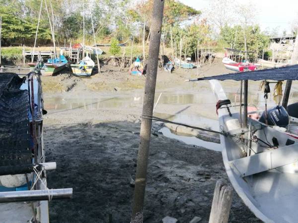 Air sungai susut akibat cuaca panas.