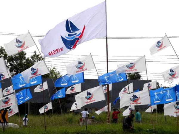 Beberapa petugas kempen parti memasang bendera kempen sempena Pilihan Raya Kecil (PRK) Parlimen Kimanis di Pekan Kimanis hari ini. - Foto Bernama