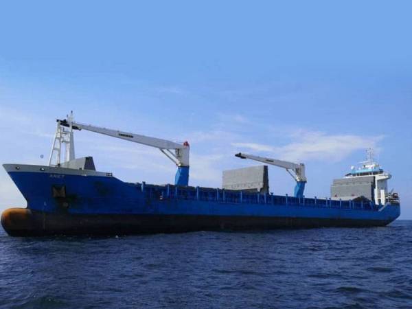 Kapal yang berdaftar di Belanda ditahan kerana berlabuh tanpa kebenaran.