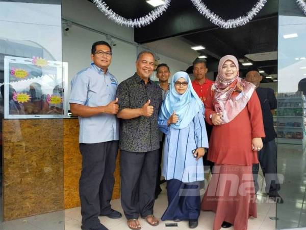 Amiruddin (tiga dari kanan) selepas merasmikan Saidina Fresh Mart di Taman Serayadi sini hari ini.