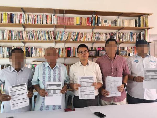 Chean Chung (tengah) bersama pengadu yang berdepan isu kenaikan cukai.