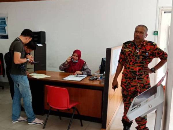 Anggota bomba membuat pemeriksaan di dalam bank berkenaan.