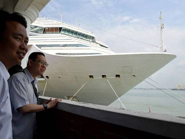 Guan Eng (dua dari kiri) meninjau Terminal Kapal Persiaran Swettenham Pier yang akan dinaik taraf dalam empat fasa akan bermula April tahun ini. - Foto Bernama
