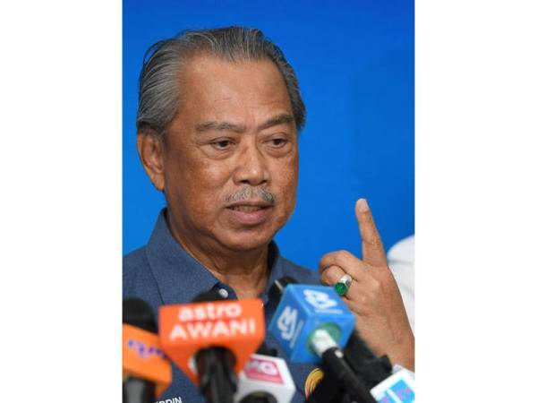 Menteri Dalam Negeri Tan Sri Muhyiddin Yassin menunjukkan tanda satu sebagai simbolik hanya satu pas sahaja iaitu Pas Sementara Sabah (PSS) akan digunakan untuk menyelaraskan kepelbagaian dokumen warga asing di negeri Sabah sewaktu mengadakan sidang media selepas menghadiri Majlis Ramah Mesra Bersama RELA di Dewan Masyarakat Papar hari ini. - Foto Bernama