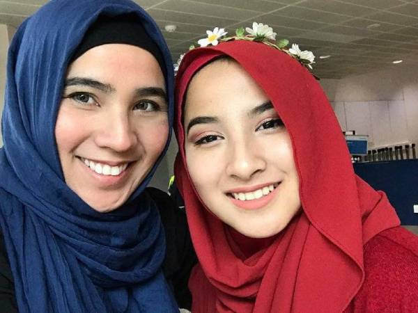 DR Eliesmaziah Alias (kiri) anak jati Malaysia mengharumkan nama negara apabila tudung rekaannya MoreSlim dipilih untuk dipakai pasukan polis wanita Muslim di UK dua tahun lalu. Foto: Ihsan Instagram @Elies Elias 