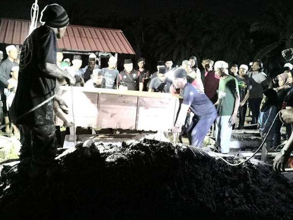 Jenazah Mohamad Taslim disemadikan berhampiran kubur arwah ibunya, Ruzi Osman, 54, dan neneknya, Asiah Mat, 74, yang kedua-keduanya terlebih dahulu dikebumikan selepas Isyak semalam.