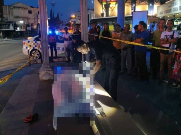 Seorang anggota polis dilihat memeriksa keadaan mangsa.