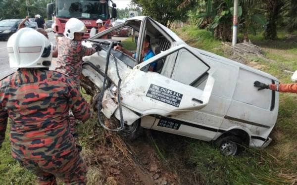Anggota bomba melakukan operasi menyelamat mangsa tersepit selepas van dipandu terbabas dan masuk ke dalam parit berhampiran Giat Mara Tanjong Karang semalam.