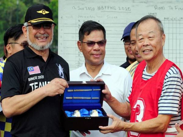 Khalid (kiri) merangkap Ahli Parlimen Shah Alam menerima cenderahati daripada lagenda bola sepak negara, Datuk Soh Chin Aun (kanan) pada Majlis Pembukaan Bola Sepak Perpaduan Piala Khalid Samad 2020 di Stadium Rhino KV Arena Seksyen 13 hari ini. - Foto Bernama