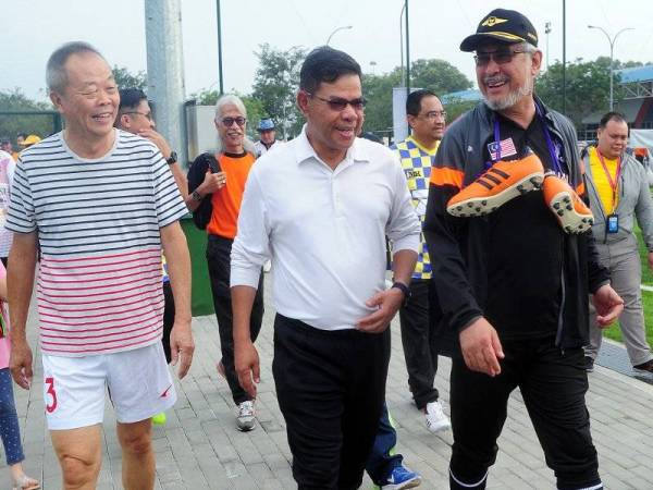 Khalid (kanan) bersama Menteri Perdagangan Dalam Negeri dan Hal Ehwal Pengguna, Datuk Seri Saifuddin Nasution Ismail (tenagh) dan legenda bola sepak negara, Datuk Soh Chin Aun (kiri) pada Majlis Pembukaan Bola Sepak Perpaduan Piala Khalid Samad 2020 di Stadium Rhino KV Arena, Seksyen 13 hari ini. - Foto Bernama