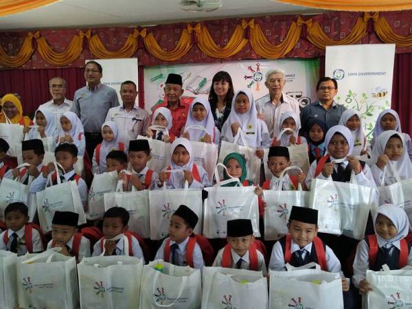 Nie Ching ( belakang) bersama Program SWM Kasih Back To School Wilayah Johor Selatan di Sekolah ( SK) Kebangsaan Murni Jaya di sini hari ini.