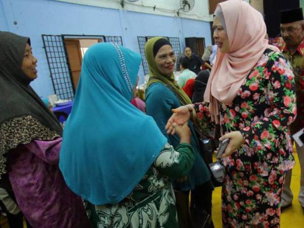 Rina Harun bersalaman dengan tetamu yang hadir.