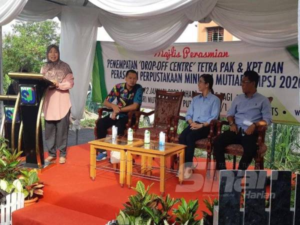 Noraini ketika merasmikan Majlis Penempatan ‘Drop-Off Centre’ Tetra Pak & KPT serta Perasmian Perpustakaan Mini Sri Mutiara MPSJ 2020 bertempat di Pangsapuri Sri Mutiara semalam.
