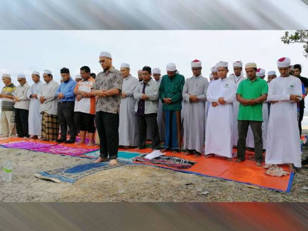 Solat hajat turut dibuat oleh ahli keluarga, orang ramai dan kenalan di tapak operasi.