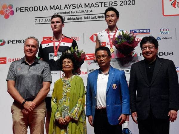 Isteri Perdana Menteri, Tun Dr Siti Hasmah Mohamad Ali (hadapan, dua, kiri) dan Presiden Persatuan Badminton Malaysia (BAM), Datuk Seri Norza Zakaria (depan dua kanan) bersama Momota (belakang kanan) dan Axelsen selepas majlis penyampaian hadiah Malaysia Master 2020 di Axiata Arena Bukit Jalil hari ini. - Foto Bernama