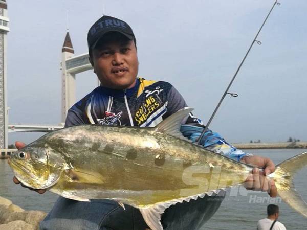 Wan Mohd Fauzi berjaya menaikkan ikan talang raya seberat 4.4kg.