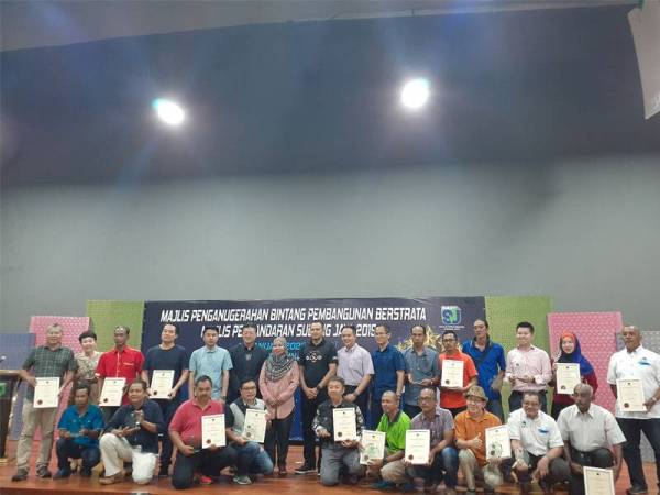 Noraini bergambar bersama penerima anugerah daripada 150 pangsapuri mendapat pengiktirafan daripada Majlis Perbandaran Subang Jaya(MPSJ) yang menerima plak dan Sijil Penarafan Bintang Pembangunan Berstrata Majlis Perbandaran Subang Jaya (MPSJ) hari ini.