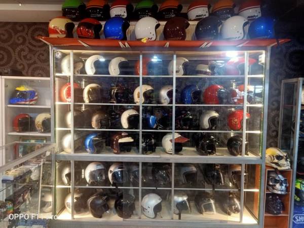 

SEBAHAGIAN koleksi topi keledar bernilai yang dipamerkan di Retro Station.
