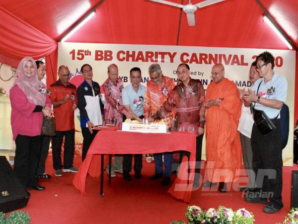 Khalid (tujuh dari kiri) bersama KK Chai (enam dari kiri) memotong kek dan gimik perasmian Karnival BB Charity di Kuala Lumpur. - FOTO ZAHID IZZANI