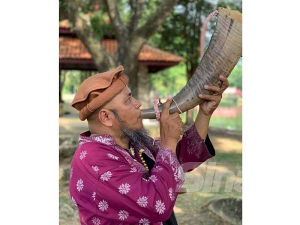 Walaupun nampak mudah namun tidak semua orang mampu meniup tetuang.