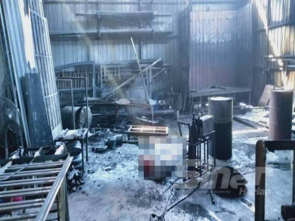 Mayat mangsa ditemukan rentung di bahagian tepi bengkel pembuatan jeriji besi yang terbakar di Taman Teknologi Cheng pagi tadi.