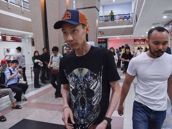 Chong Wei meninggalkan lobi Hospital Putrajaya selepas menziarahi Momota yang terlibat dalam kemalangan membabitkan sebuah van dan lori di Kilometer 13.7 Lebuhraya MEX awal pagi ini. - Foto Bernama