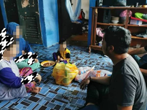 Mohd Fadli berjumpa dengan keluarga tersebut di rumahnya, semalam.