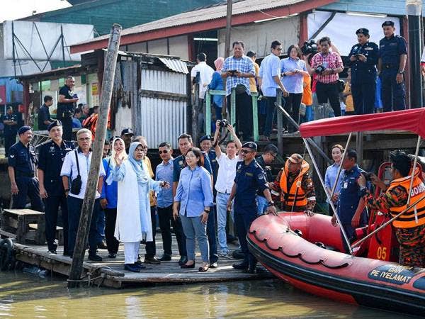 Zuraida (lima dari kiri) meninjau keadaan jeti pada program Pembangunan Menarik Taraf Jeti Kuala Sepetang, Daerah Larut dan Matang di Jeti Kuala Sepetang hari ini. - Foto Bernama