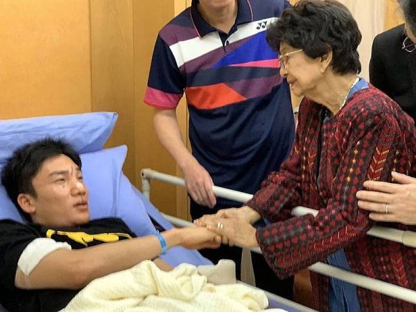 Dr Siti Hasmah melawat Momota yang cedera dalam kemalangan membabitkan sebuah van dan lori di Kilometer 13.7 Lebuhraya MEX semalam. - Foto Bernama