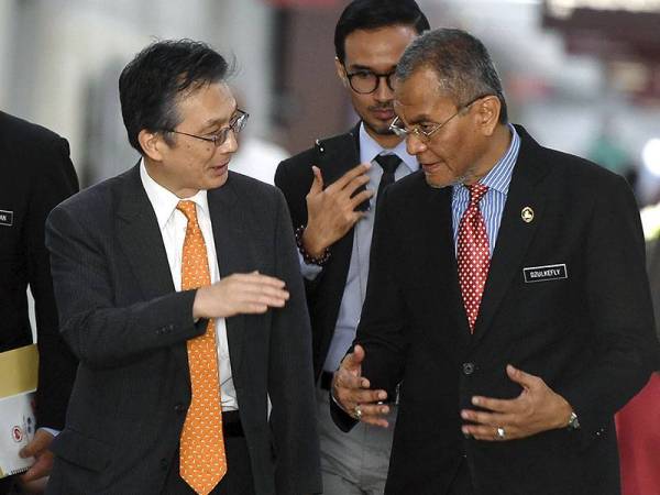 Dr Dzulkefly (kanan) bersama Oka (kiri) selepas melawat pemain badminton nombor satu dunia, Momota di Hospital Putrajaya semalam. - Foto Bernama