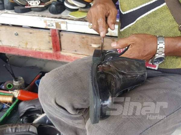 Ketelitian perlu dalam kerja membaiki kasut.