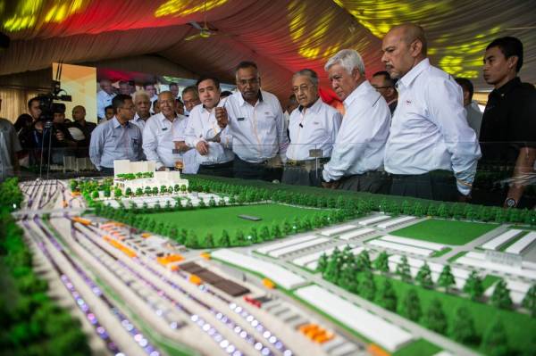 Dr Mahathir melihat replika model Depot Dhaya Maju Infrastructure (Asia) (DMIA) Serendah ketika melakukan lawatan di Depot DMIA Serendah hari ini. -Foto Bernama