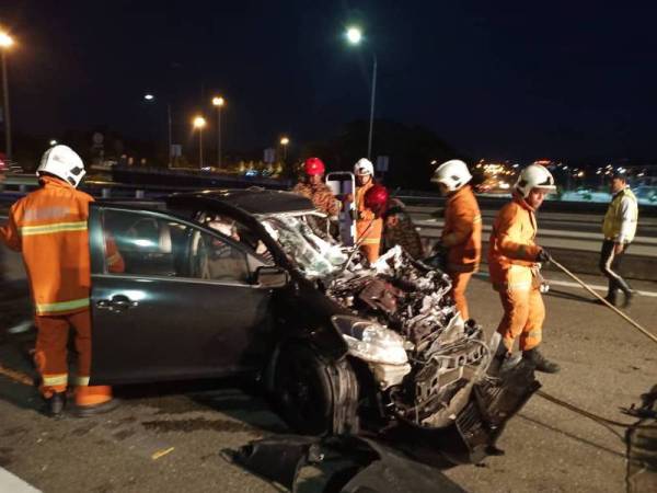 Keadaan kereta Toyota Wish dinaiki mangsa yang remuk teruk di bahagian hadapan. -FOTO: IHSAN BOMBA