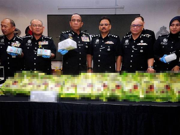 Mohd Khalil (empat dari kiri) dan Ketua Polis Selangor, Datuk Noor Azam Jamaludin (tiga dari kiri) menunjukkan barang rampasan pada sidang akhbar di IPK Selangor hari ini. - Foto Bernama