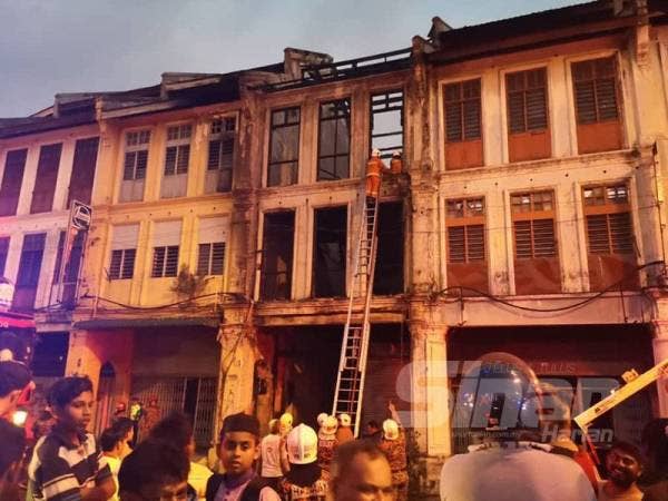 Sebuah premis dua tingkat terbakar menyebabkan seorang warga emas rentung.