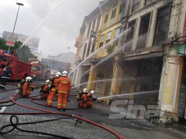 Pasukan bomba menjalankan operasi pemadaman kebakaran premis dua tingkat di Jalan Lahat.