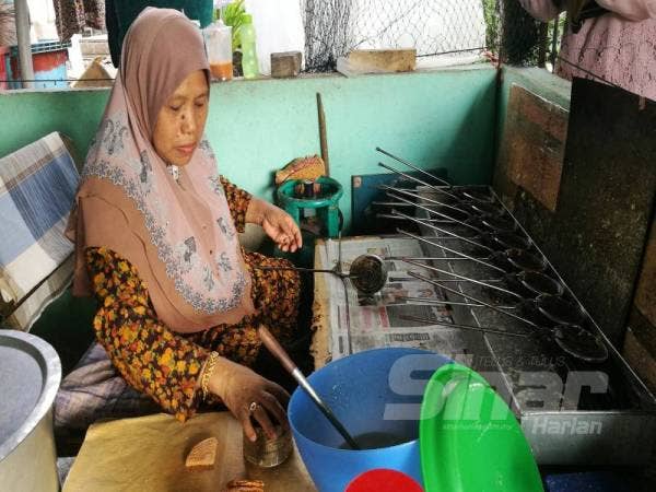 Kamsiah menghasilkan kuih kapit sejak tahun 1985 menerima banyak tempahan setiap kali Tahun Baru Cina.