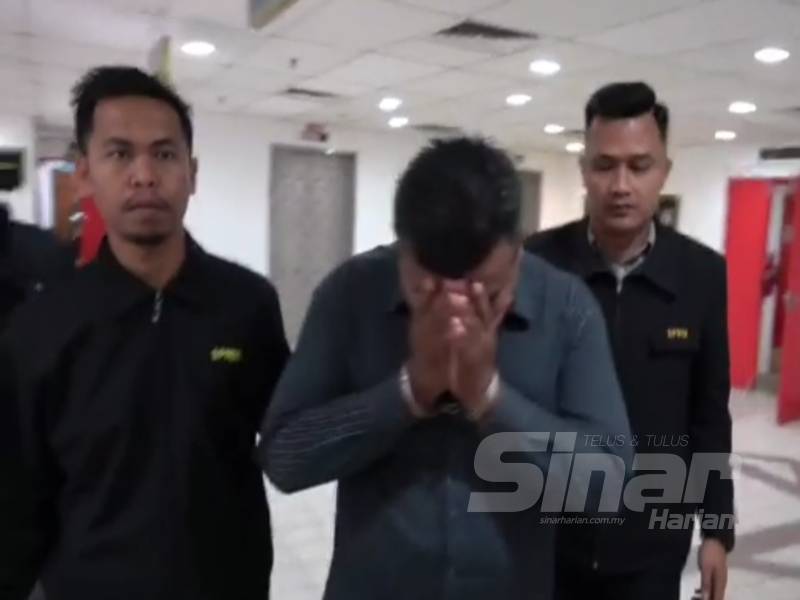 Tertuduh mengaku tidak bersalah atas lima pertuduhan palsukan dokumen di Mahkamah Sesyen di sini hari ini.