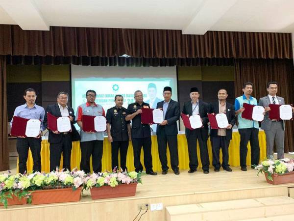 Mohammed Khusrin menunjukkan Ikrar Bebas Rasuah yang ditandatangani semalam.