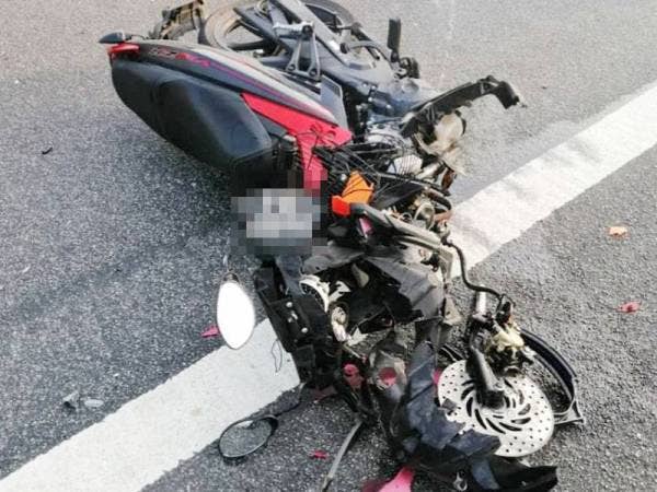 Motosikal ditunggang mangsa remuk selepas merempuh belakang lori di Kilometer 15.2, Latar arah Kundang ke Puncak Alam hari ini.