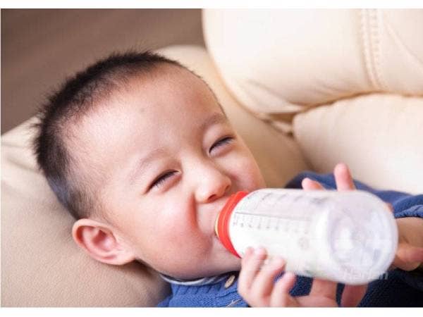 PENGAMBILAN susu yang berlebihan menyebabkan si kecil mudah kenyang dan tidak mahu makan makanan lain.