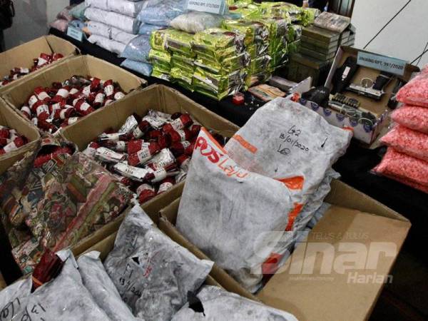Polis merampas dadah berjumlah RM144.9 juta dalam operasi di sekitar Kuala Lumpur dan Selangor kelmarin.- Foto: Zahid Izzani
