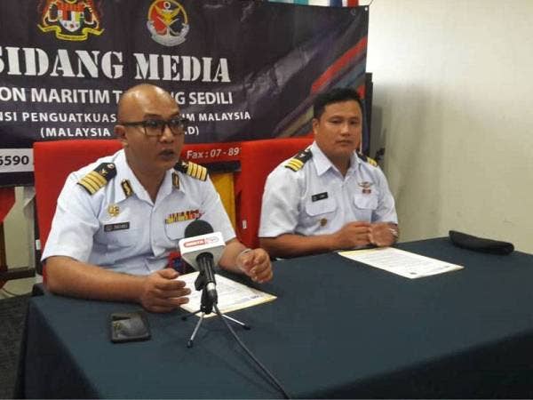 Mohd Zulfadli (kiri) pada sidang media di Pejabat ZMTS hari ini